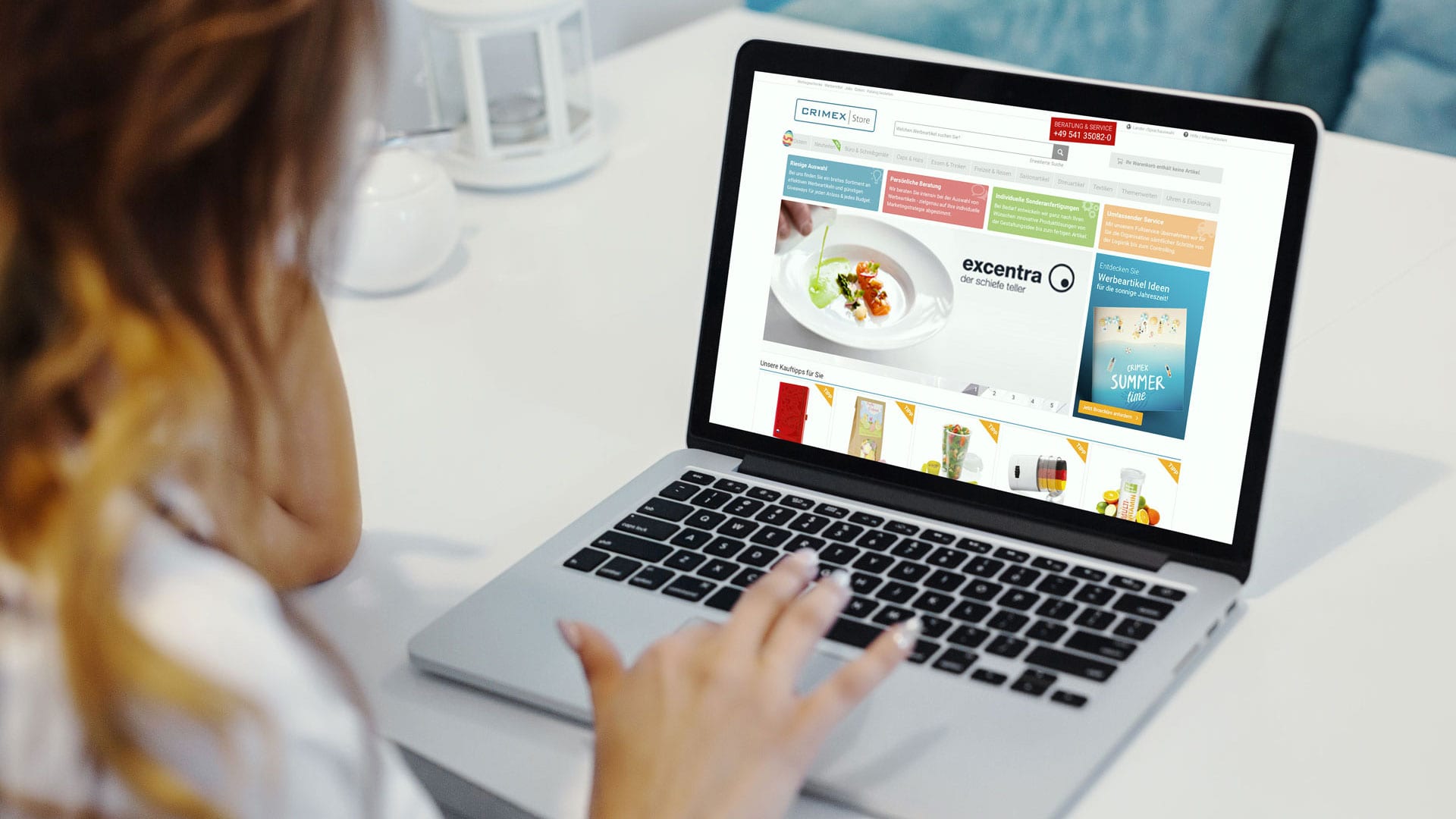Frau surft auf CRIMEX Website