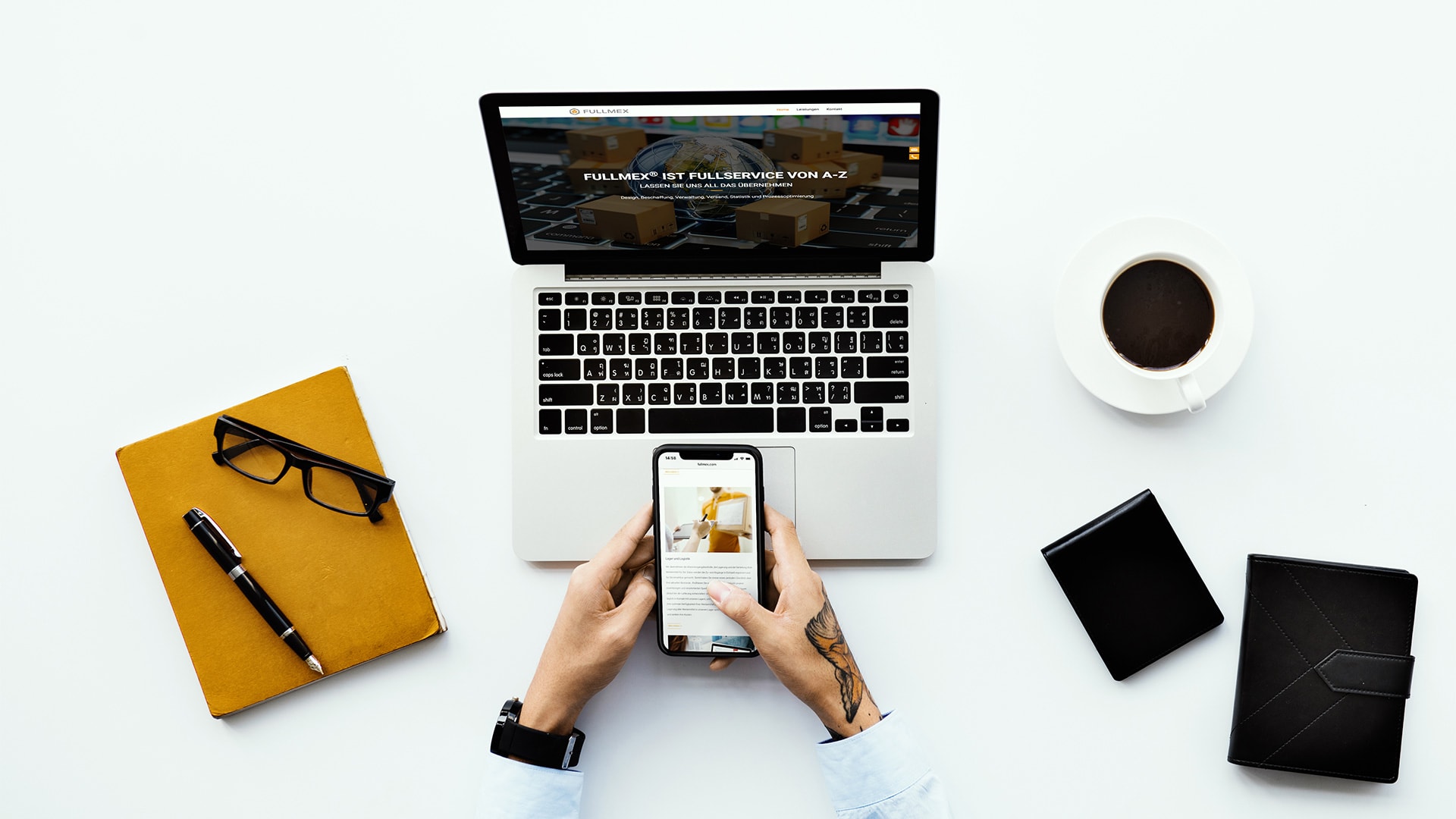 Arbeitsplatz mit Laptop und Smartphone